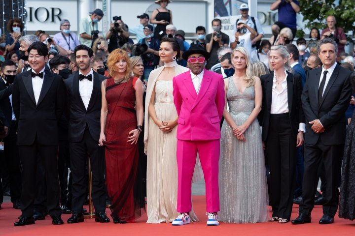 Cannes 2021: Cele mai impresionante ținute de pe covorul roșu (FOTO/VIDEO)