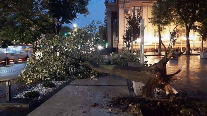 POTOP pe unele străzi din Capitală după ploaia de joi seara. Mașinile au plutit prin apă (VIDEO/FOTO)