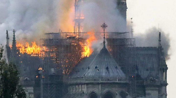 La peste doi ani de la incendiul de la Notre-Dame, poluarea cu plumb, peste limite. Primăria Parisului, dată în judecată