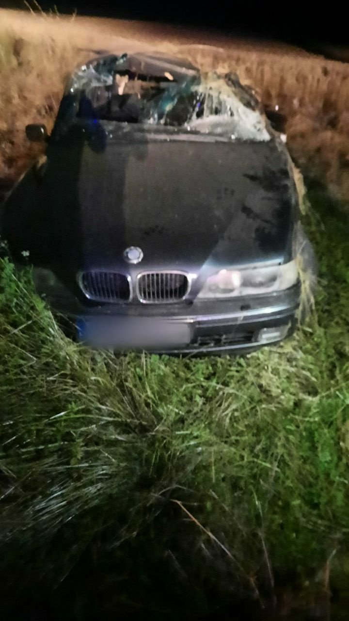 Viteza excesivă face noi victime! Un tânăr a murit, după ce BMW-ul pe care îl conducea s-a răsturnat într-un șant