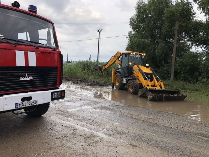 Consecinţele potopului de luni: Zeci de gospodării din ţară au fost inundate şi înnămolite (FOTO/VIDEO)