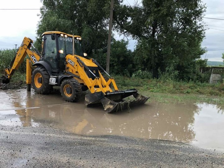 Consecinţele potopului de luni: Zeci de gospodării din ţară au fost inundate şi înnămolite (FOTO/VIDEO)