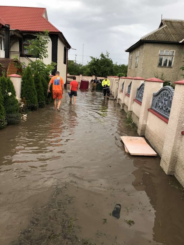 Consecinţele potopului de luni: Zeci de gospodării din ţară au fost inundate şi înnămolite (FOTO/VIDEO)