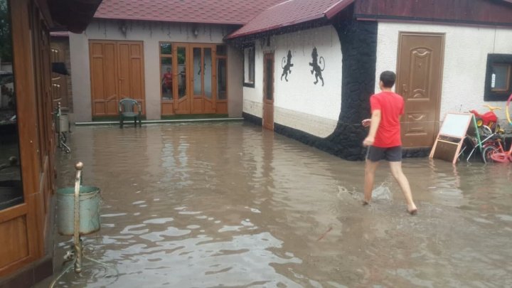 Consecinţele potopului de luni: Zeci de gospodării din ţară au fost inundate şi înnămolite (FOTO/VIDEO)