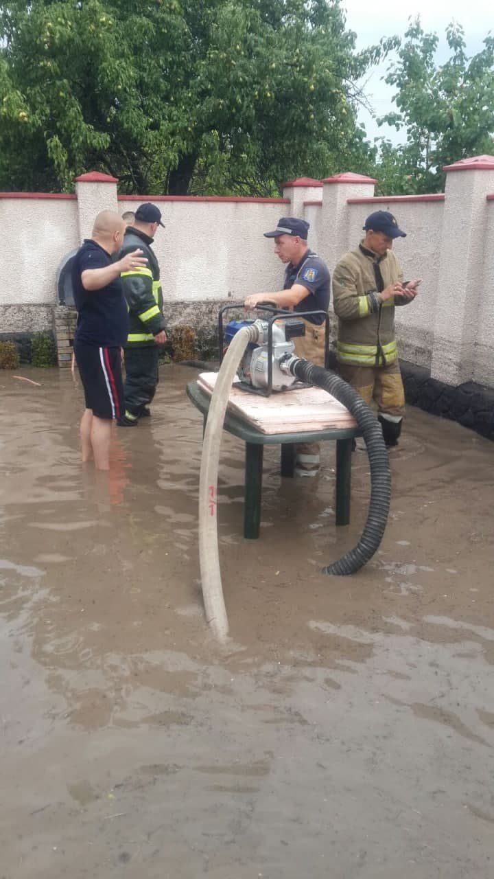 Consecinţele potopului de luni: Zeci de gospodării din ţară au fost inundate şi înnămolite (FOTO/VIDEO)