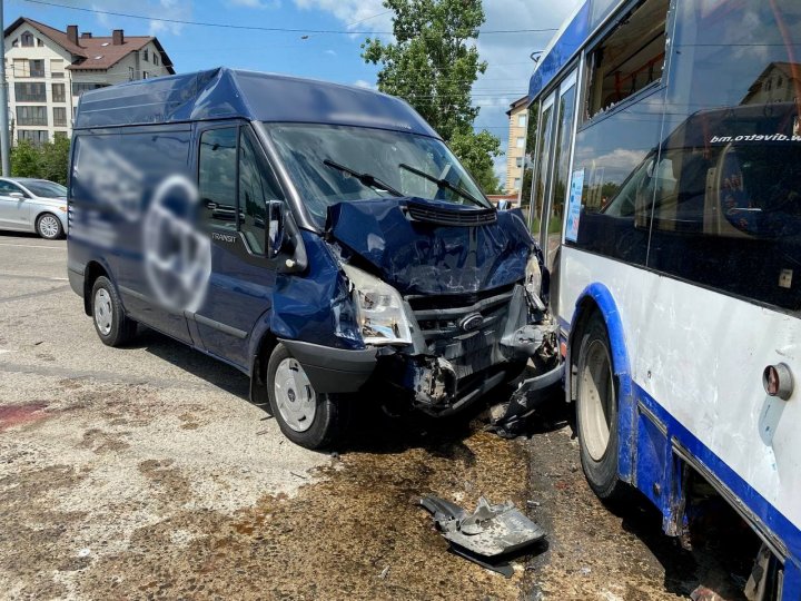 Accident grav în cartierul Telecentru. Un microbuz s-a ciocnit cu un troleibuz (FOTO)