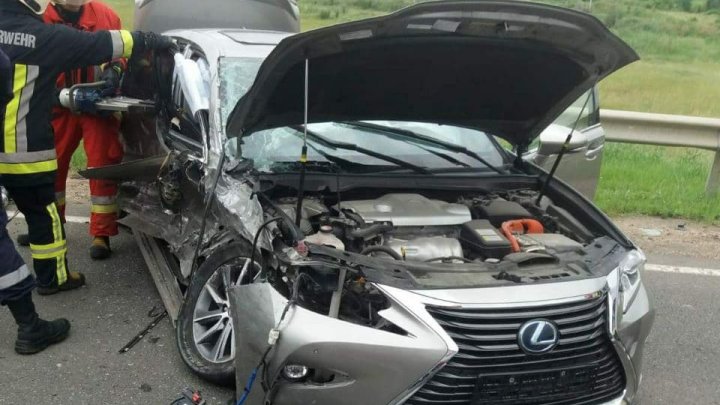 GRAV accident rutier lângă Orhei. Un Lexus a fost făcut zob, iar şoferul acestuia a rămas blocat în maşină