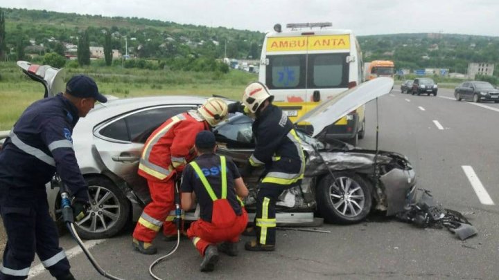 GRAV accident rutier lângă Orhei. Un Lexus a fost făcut zob, iar şoferul acestuia a rămas blocat în maşină