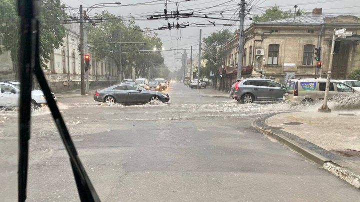 Mai multe străzi din Capitală, inundate. Transportul public staţionează (VIDEO)