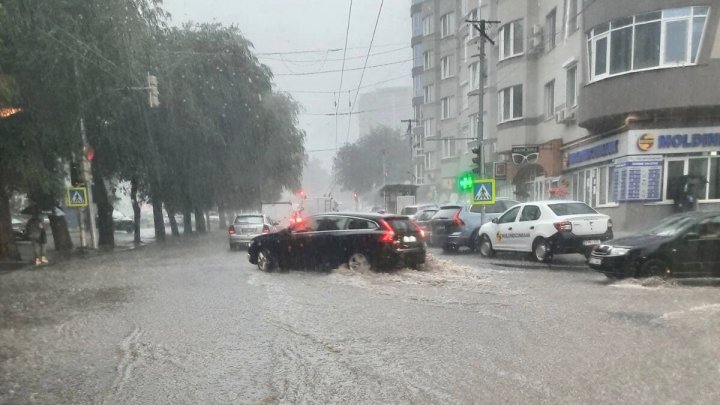 Mai multe străzi din Capitală, inundate. Transportul public staţionează (VIDEO)