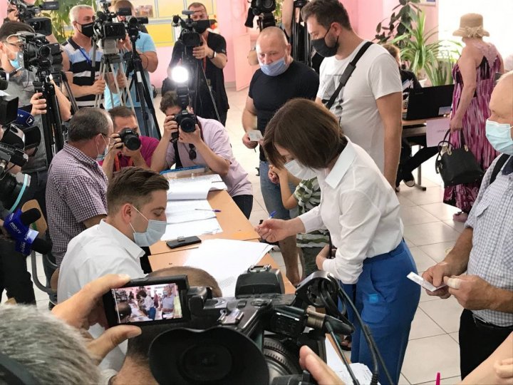 Preşedintele Republicii Moldova, Maia Sandu, a votat. "Dragi oameni, vă rog să vă faceţi timp pentru cel mai important drum, drumul la vot" (FOTO)