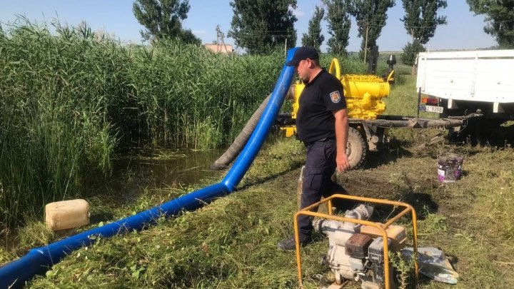 Zeci de hectare inundate din nou la Chircăieşti. Pompierii au intervenit pentru a pompa apa (VIDEO)