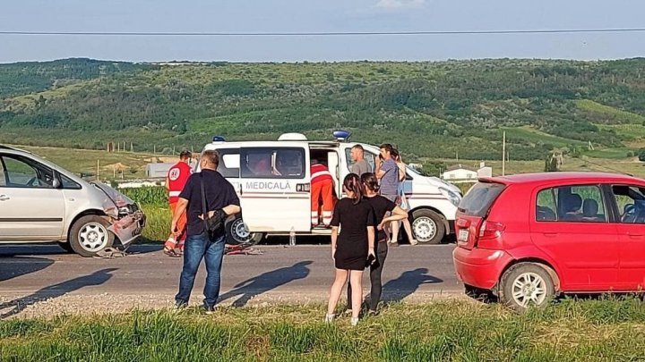 O femeie a ajuns la spital după ce maşina în care se afla a lovit un automobil