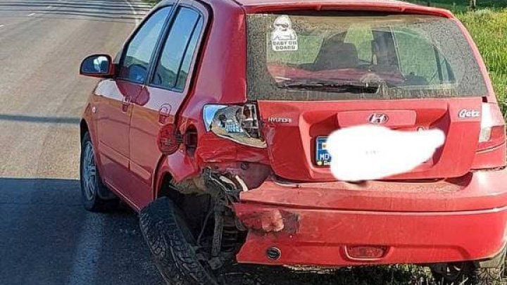 O femeie a ajuns la spital după ce maşina în care se afla a lovit un automobil