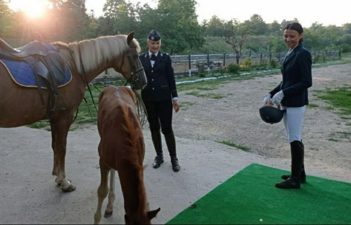 S-a apucat de călărit? Soprana Valentina Naforniță a vizitat plutonul de cavalerie al INSP (FOTO)