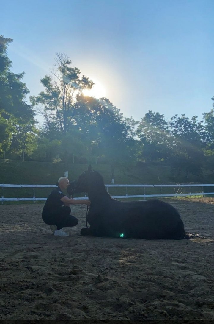 S-a apucat de călărit? Soprana Valentina Naforniță a vizitat plutonul de cavalerie al INSP (FOTO)