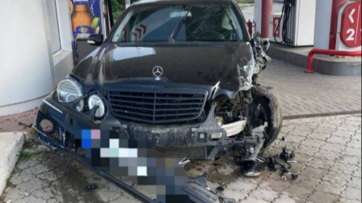 BEAT la volan și FĂRĂ permis de conducere. Șase persoane au ajuns la spital în urma unui accident la Orhei