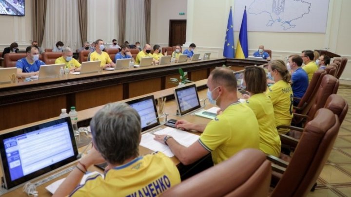 Miniștrii ucraineni au venit la ședința Guvernului îmbrăcați în uniforma echipei naționale de fotbal