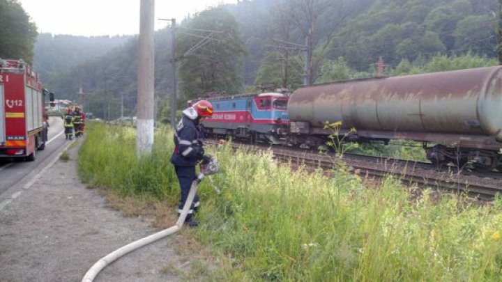 Un vagon cu 56 de tone de benzină a luat foc în România. Traficul feroviar este blocat