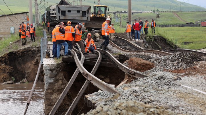 Circulația pe cea mai lungă cale ferată din lume Trans-Siberiană a fost reluată, după ce un pod s-a prăbușit în urma inundațiilor (FOTO)