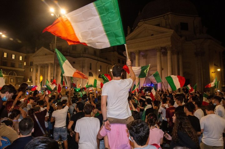 Cum au sărbătorit italienii calificarea Italiei în finala EURO 2020 (FOTO/VIDEO)