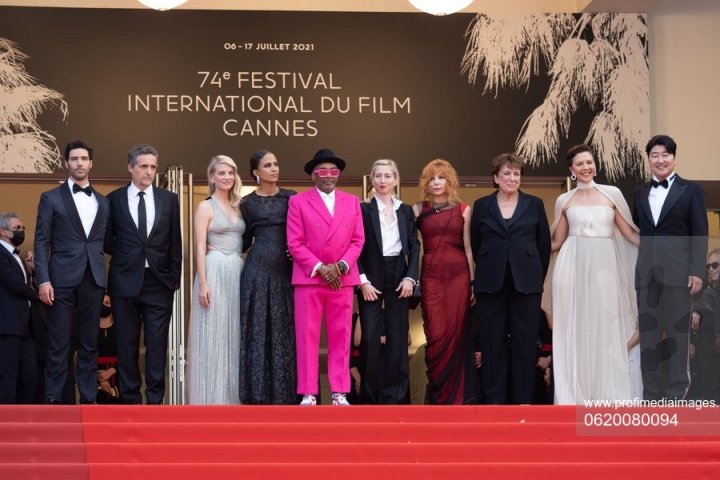 Cannes 2021: Cele mai impresionante ținute de pe covorul roșu (FOTO/VIDEO)
