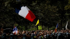 Proteste masive în Franța. Mii de oameni mărșăluiesc împotriva permisului sanitar și a obligativității vaccinării anumitor angajați