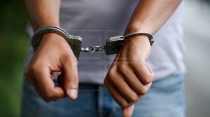 VIDEO Trei locuitori ai Capitalei, reţinuţi. Ce au descoperit oamenii legii în apartamentul închiriat de unul dintre suspecţi