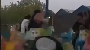 Se plimbă cu mașinuțele și sar pe trambulină. Talibanii surprinși într-un parc de distracții (VIDEO)