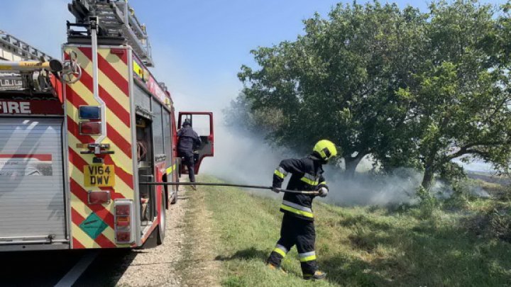 Circulaţia pe traseul Chişinău-Giurgiuleşti, sistată din cauza unor incendii de vegetaţie (VIDEO)