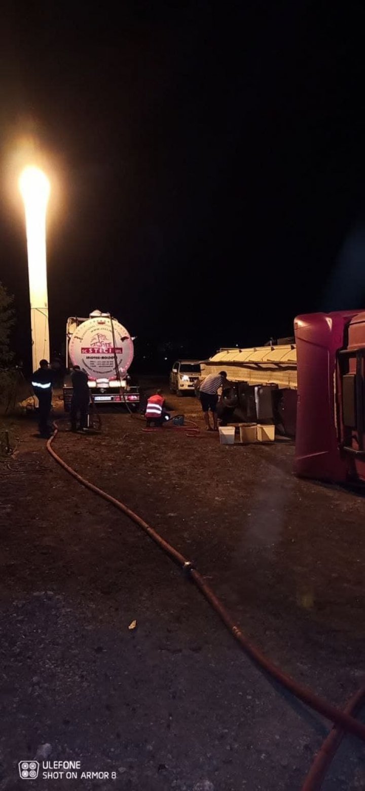 Un camion a derapat de pe traseu, iar substanța din cisternă s-a scurs. Pompierii au prevenit producereaa arderii (FOTO)