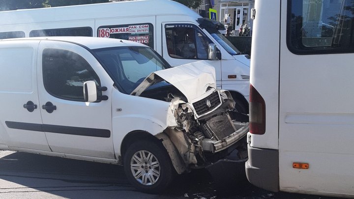 Accident matinal cu implicarea unui microbuz de linie. Două persoane au fost rănite (VIDEO)