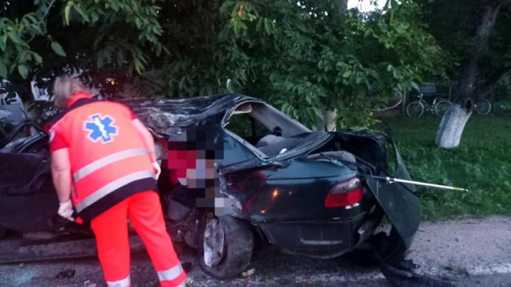 TRAGEDIE! Un adolescent de 17 ani a decedat, iar alți doi tineri au fost răniți în urma unui grav accident în raionul Briceni 