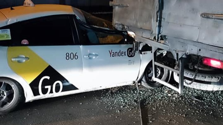  GRAV accident în sectorul Botanica, cu implicarea unui taxi. Un bărbat a fost transportat la spital (FOTO)