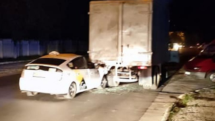  GRAV accident în sectorul Botanica, cu implicarea unui taxi. Un bărbat a fost transportat la spital (FOTO)