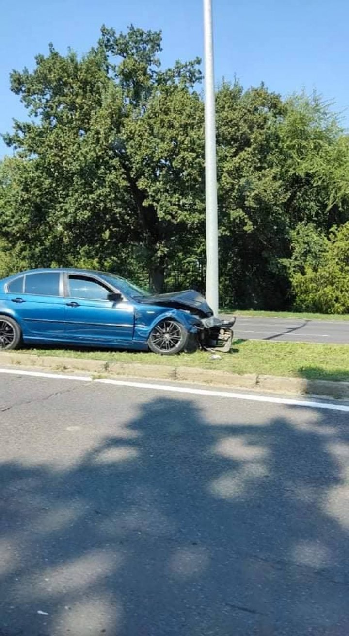 Accident pe bulevardul Dacia din Capitală. O maşină a ajuns într-un stâlp, iar două persoane au fost spitalizate (FOTO)