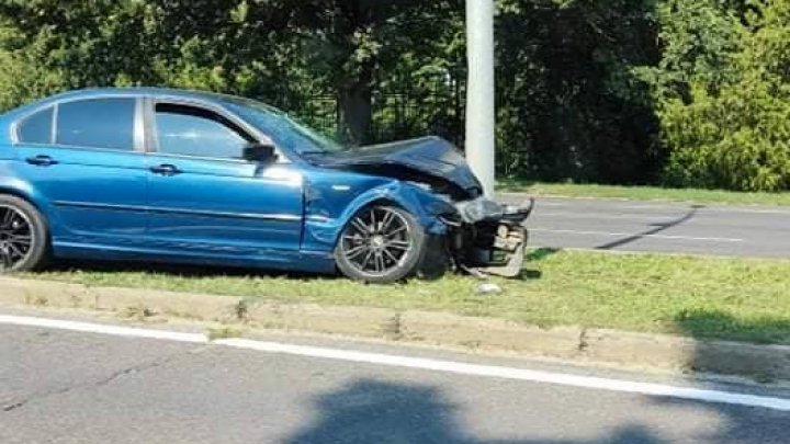 Accident pe bulevardul Dacia din Capitală. O maşină a ajuns într-un stâlp, iar două persoane au fost spitalizate (FOTO)