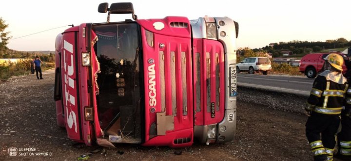 Un camion a derapat de pe traseu, iar substanța din cisternă s-a scurs. Pompierii au prevenit producereaa arderii (FOTO)