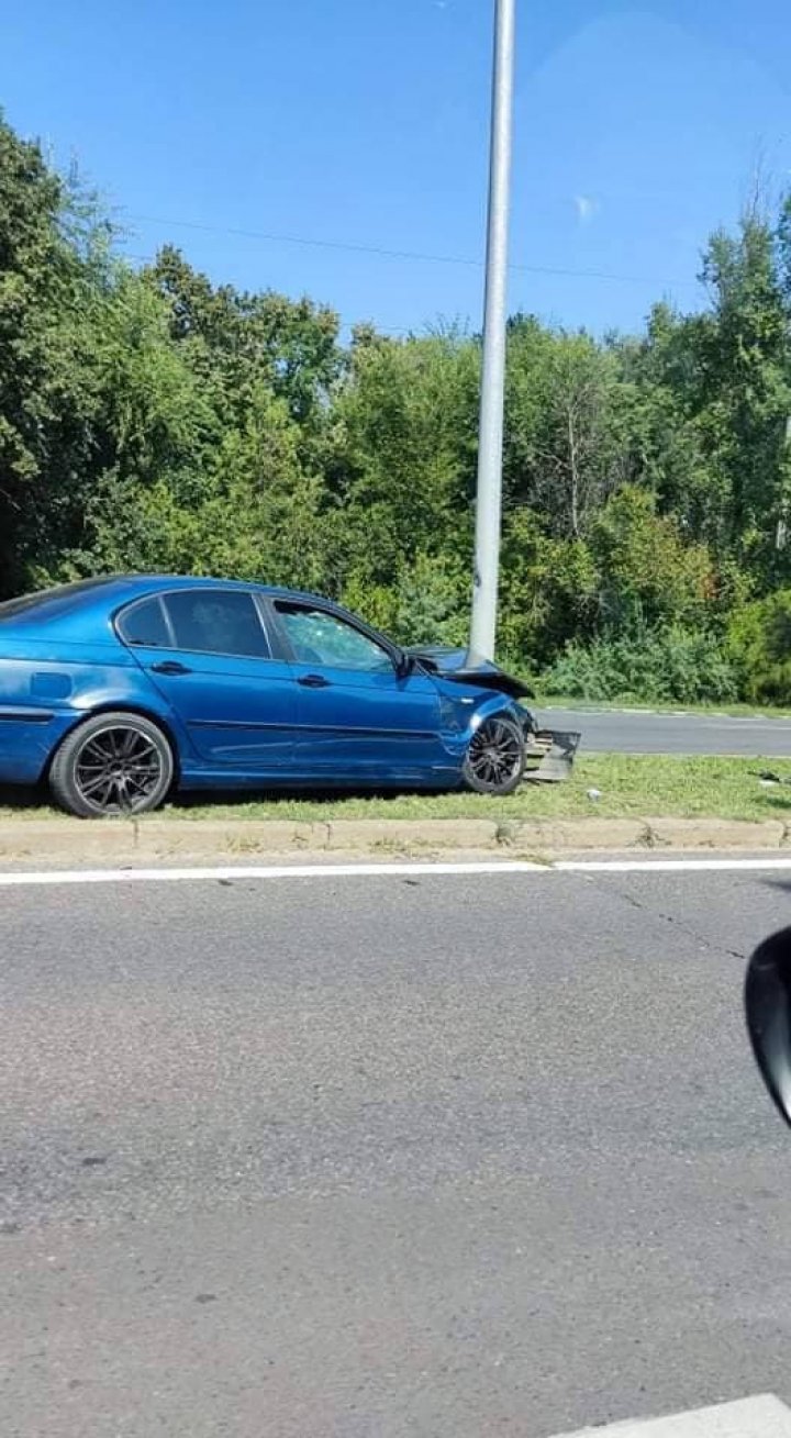 Accident pe bulevardul Dacia din Capitală. O maşină a ajuns într-un stâlp, iar două persoane au fost spitalizate (FOTO)