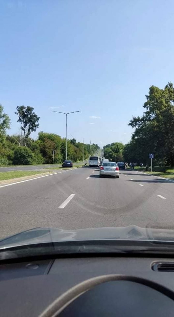 Accident pe bulevardul Dacia din Capitală. O maşină a ajuns într-un stâlp, iar două persoane au fost spitalizate (FOTO)