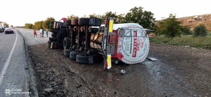 Un camion a derapat de pe traseu, iar substanța din cisternă s-a scurs. Pompierii au prevenit producereaa arderii (FOTO)