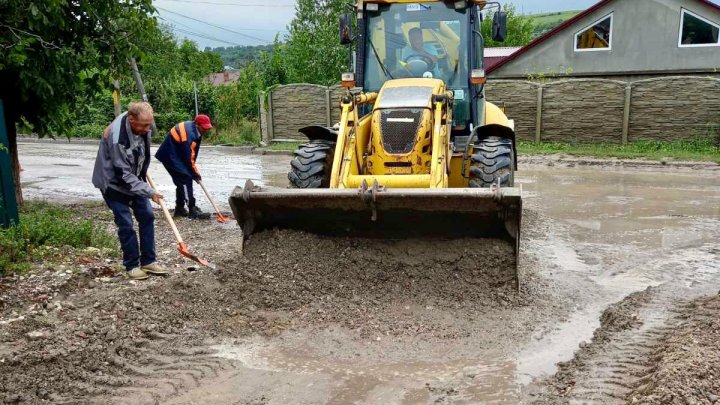 Ploaia a făcut RAVAGII. Mai multe drumuri din ţară, înămolite în urma precipitaţiilor abundente