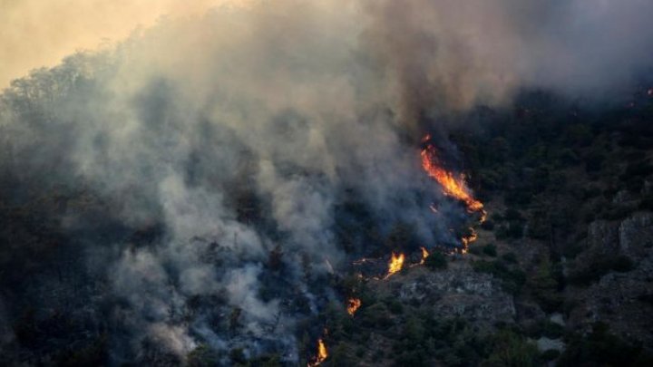 Incendiile rămân active în sudul Italiei şi se aşteaptă un nou val de căldură