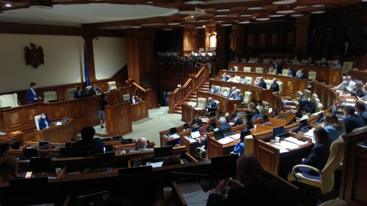 Deputaţii revin în sală. Pompierii nu au mai ajuns pentru verificări