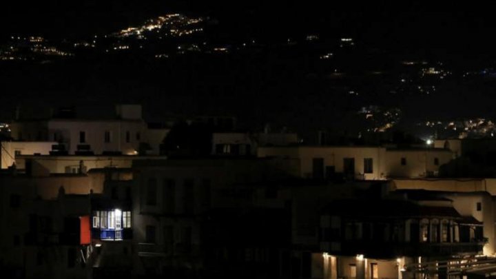 Grecia interzice circulaţia nocturnă în Zakynthos şi o parte a Cretei