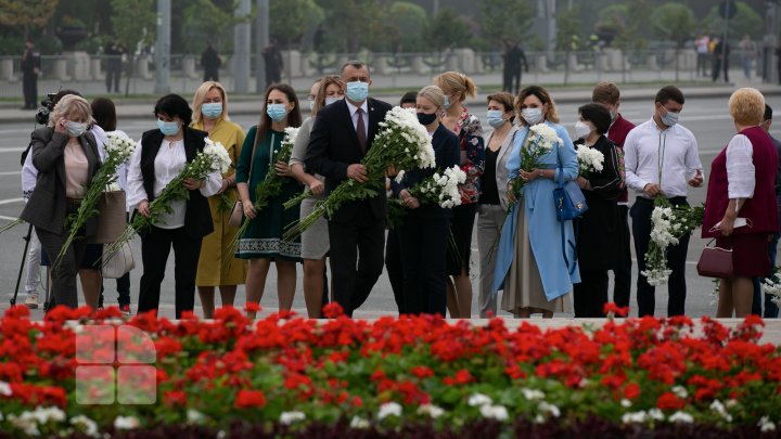 Politicienii din Moldova au depus flori la monumentul Maica Îndurerată şi monumentul Ştefan cel Mare din Capitală (FOTO)