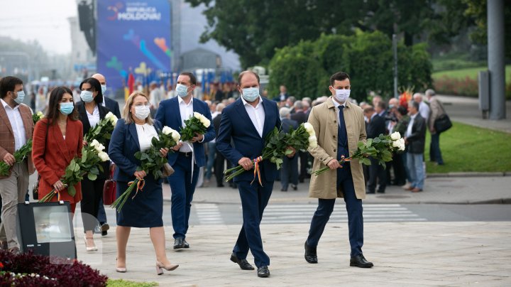 Retrospectiva Zilei Independenţei Republicii Moldova. Ce s-a întâmplat şi ce spun oamenii despre parada militară (FOTO)