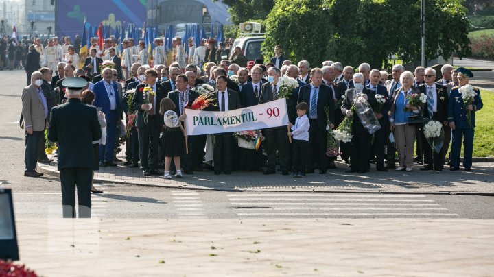 Politicienii din Moldova au depus flori la monumentul Maica Îndurerată şi monumentul Ştefan cel Mare din Capitală (FOTO)