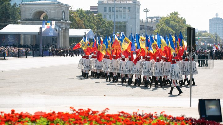 Retrospectiva Zilei Independenţei Republicii Moldova. Ce s-a întâmplat şi ce spun oamenii despre parada militară (FOTO)