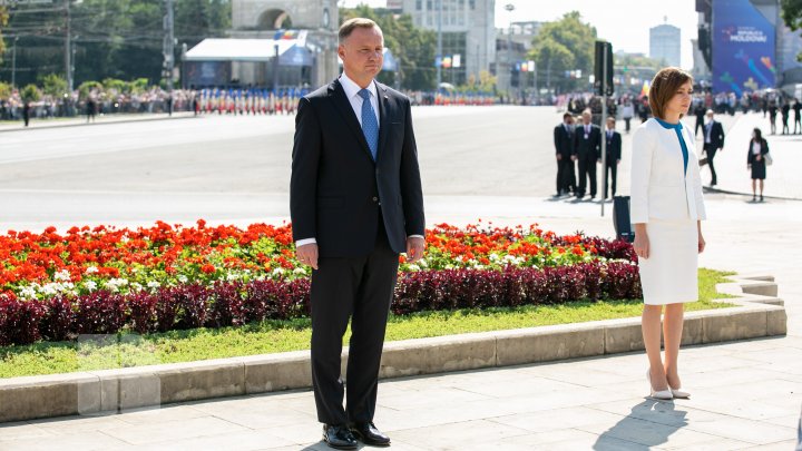 Politicienii din Moldova au depus flori la monumentul Maica Îndurerată şi monumentul Ştefan cel Mare din Capitală (FOTO)